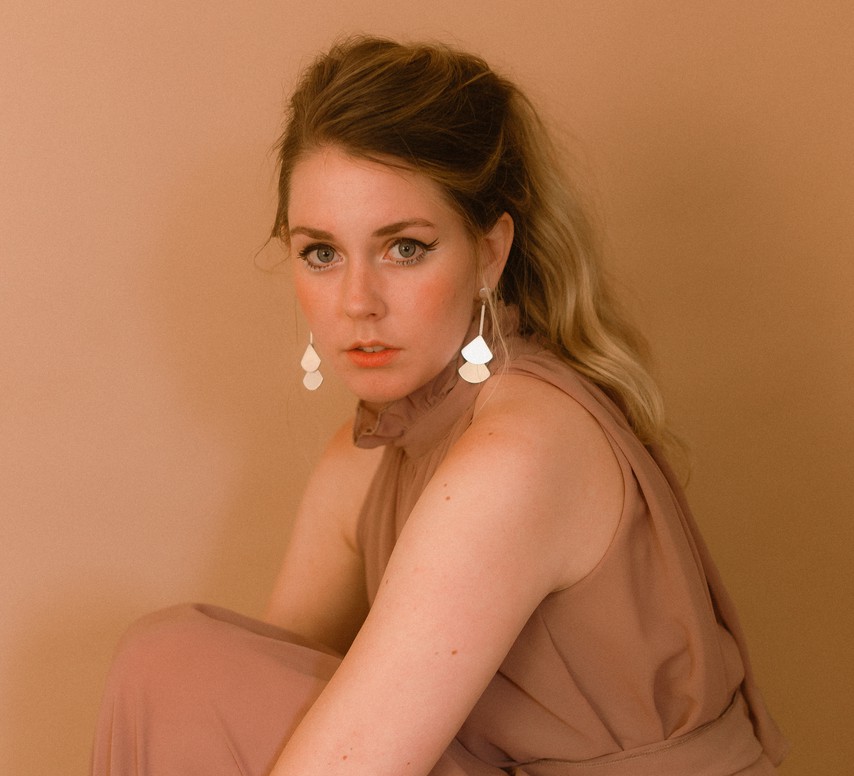 monochromatic abigail